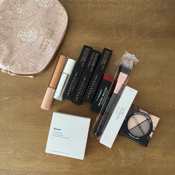 Bundle of makeup - Picture 1 of 3